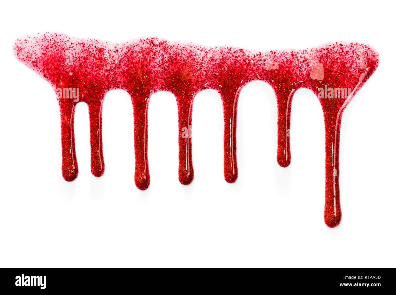 Fließende Tropfen rot Lip Gloss mit Glitter. Auf weissem Hintergrund. Stockfoto