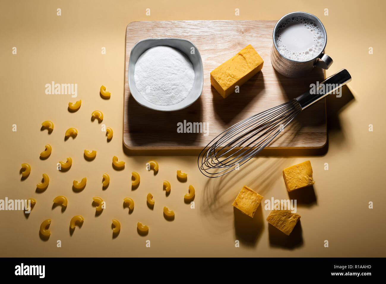 Dekonstruiert Glutenfrei ohne Milchprodukte und Käse wie die Zutaten und Werkzeuge, um das Rezept zu machen. Stockfoto