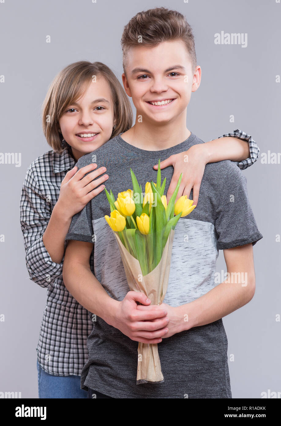 Teen Junge und Mädchen mit Blumen Stockfoto