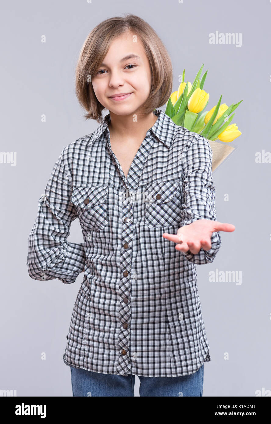 Teen Mädchen mit Blumen Stockfoto