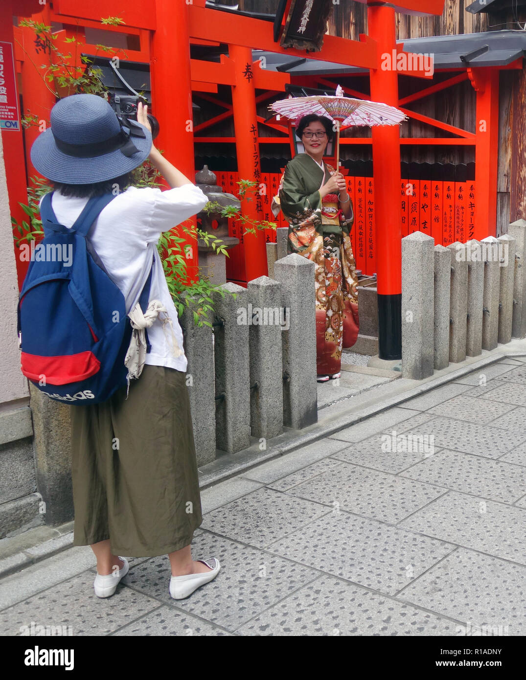 Frau posiert für Foto in gemieteten Kimono, Gion, Kyoto, Japan. Keine MR oder PR Stockfoto
