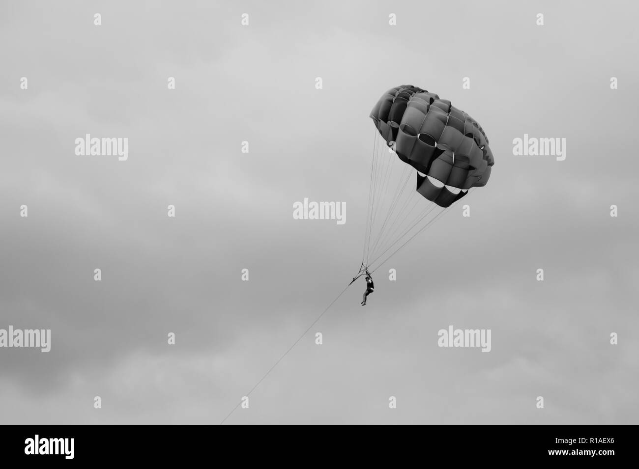 Skydiver fliegen mit einem Fallschirm Stockfoto