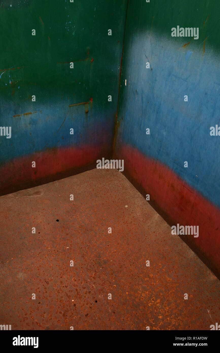 Abstrakte Bilder in einem sauberen Müllcontainer Stockfoto