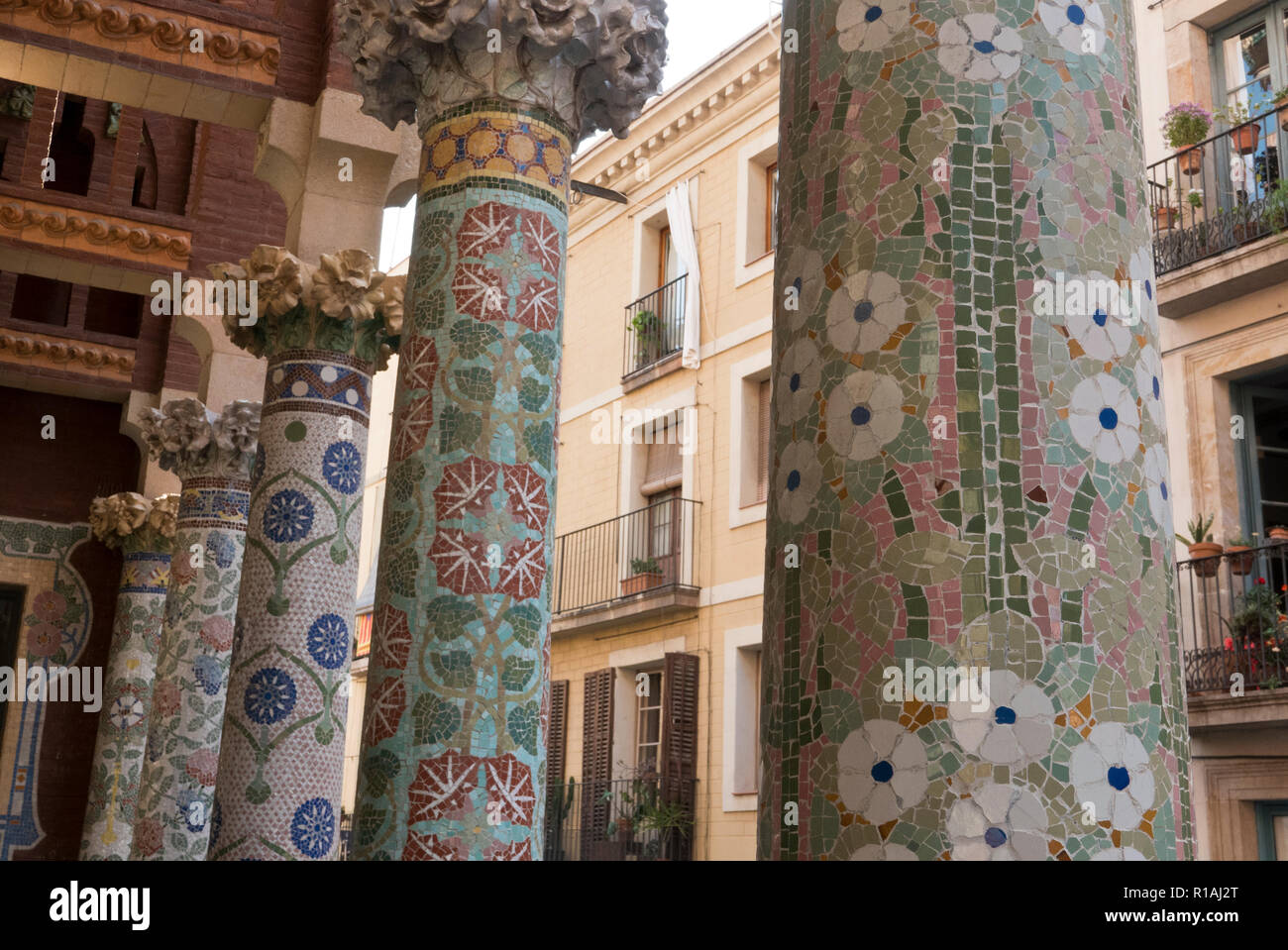 Bunt verzierten Säulen auf dem Balkon des Palau De La Musica, Barcelona, Spanien Stockfoto