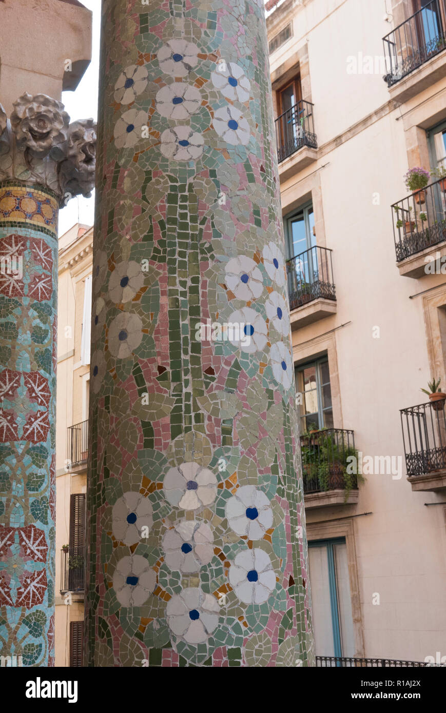 Bunt verzierten Säulen auf dem Balkon des Palau De La Musica, Barcelona, Spanien Stockfoto