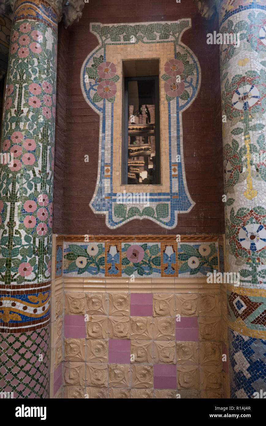 Ein kleines reich verzierten Fenster auf dem Balkon des Palau d e La Musica, Barcelona, Spanien Stockfoto