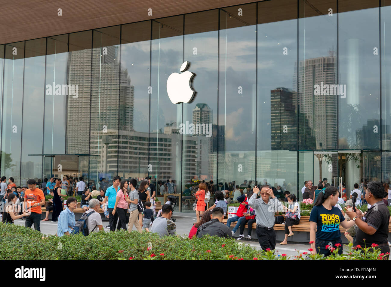 Bangkok, Thailand - 10. November 2018: Menschen, die in der erste Apple Store in Thailand bei Iconsiam Shopping Mall. Stockfoto
