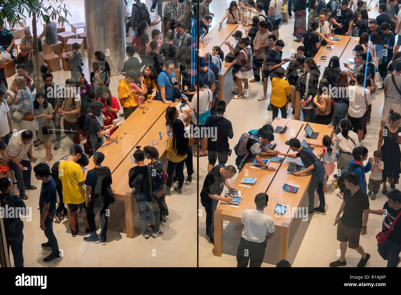 Bangkok, Thailand - 10. November 2018: Menschen, die in der erste Apple Store in Thailand bei Iconsiam Shopping Mall. Stockfoto