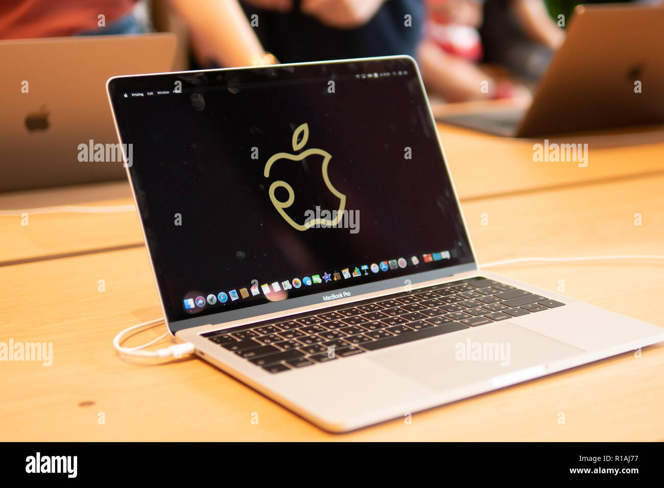Bangkok, Thailand - 10. November 2018: Spezielle Thai - Apple Logo für den ersten Apple Store in Thailand inspiriert an Iconsiam Shopping Mall auf dem MacBook Stockfoto