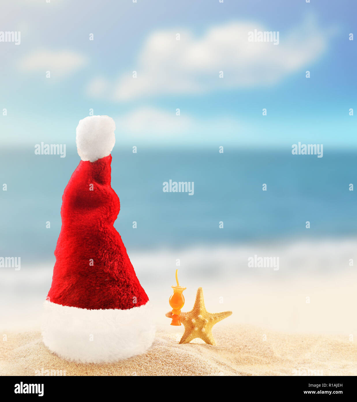 Santa Claus Hut auf dem weißen Sand von tropischen Strand. Weihnachten oder Silvester Urlaub Konzept. Stockfoto