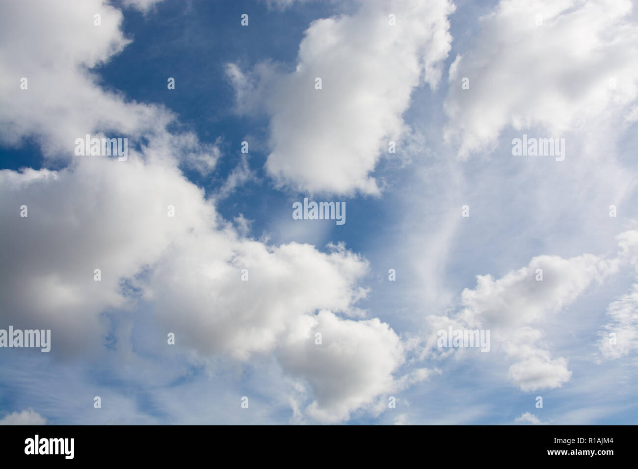 Blauer Himmel mit weißen Wolken-Hintergrund Stockfoto