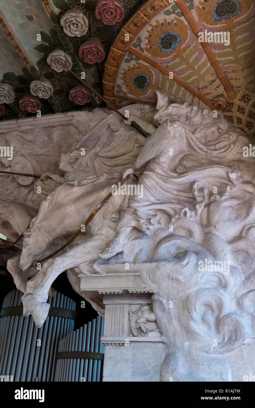 Eine Dekoration von einem Mann auf einem weißen Pferd auf der Wand im Inneren des Palau De La Musica, Barcelona, Spanien Stockfoto