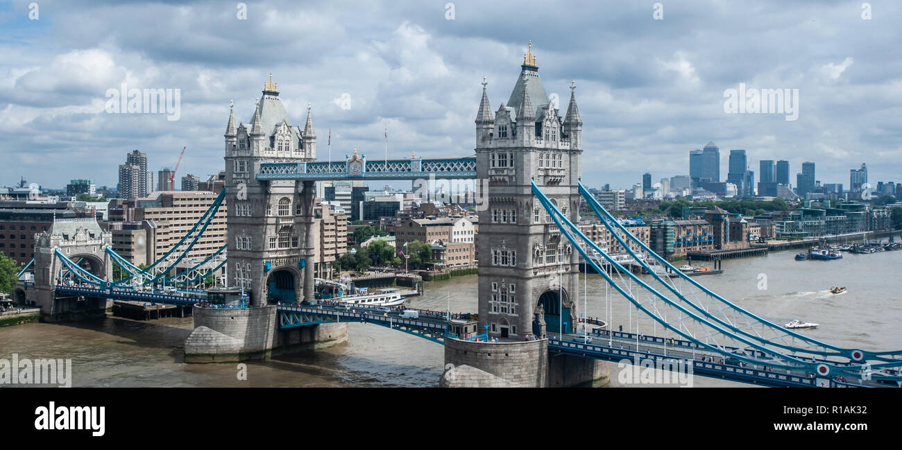 London, Großbritannien im Sommer - Tower Bridge, Wolkenkratzer von Canary Wharf und dem Finanzviertel und die Themse. Einzigartige erhöhten Luftaufnahme von ab Stockfoto