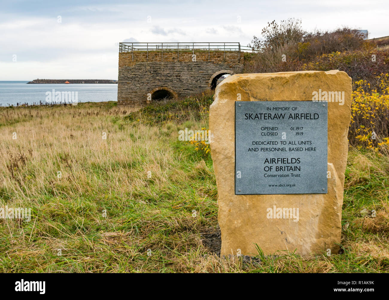 Gedenktafel für bewaffnete Dienste, die im Ersten Weltkrieg auf dem Skateraw-Flugplatz mit Kalkofen, Torness, East Lothian, Schottland, Großbritannien, stationiert waren Stockfoto