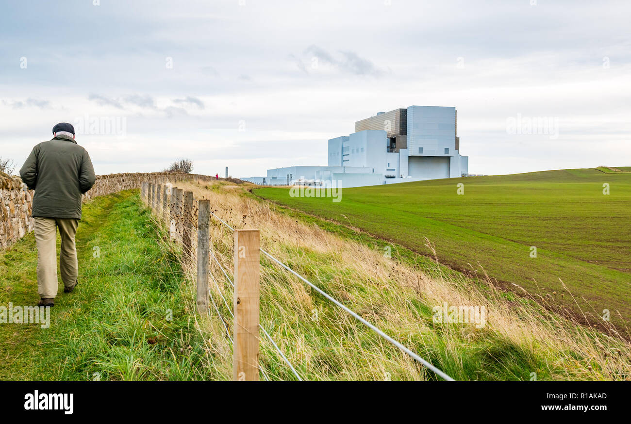 Ältere Menschen zu Fuß auf den Weg durch die Kernkraftwerk Torneß, East Lothian, Schottland, Großbritannien Stockfoto