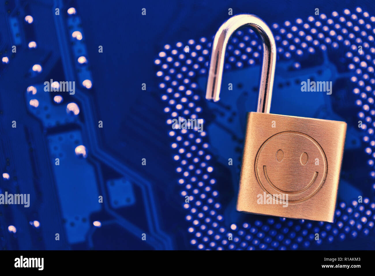 Digital Security Konzept: Lock auf dem Computer chip Hintergrund mit Kopie Raum zu öffnen Stockfoto