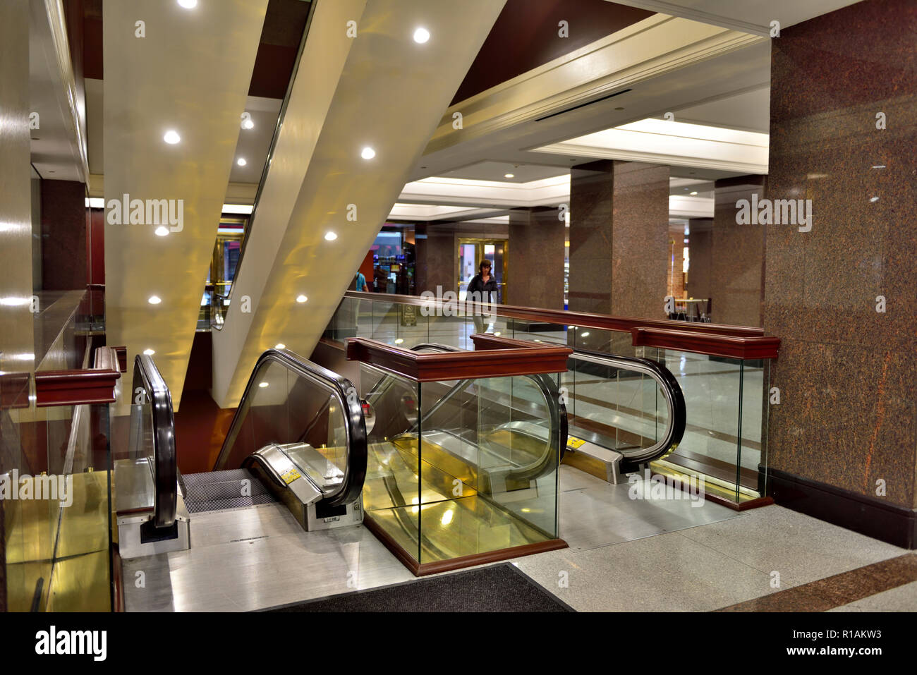 Eine der Fahrtreppen in rechtlichen Gebäude zu Boston MA U-Bahn System in Downtown Crossing Stockfoto