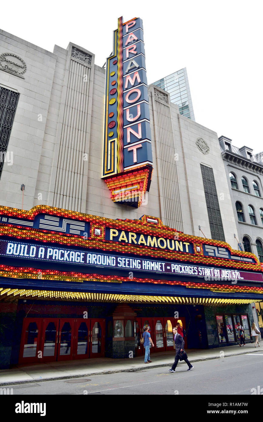 Paramount Theater mit seinen bunten Signage auf der Washington Street in Boston, Massachusetts, USA Stockfoto