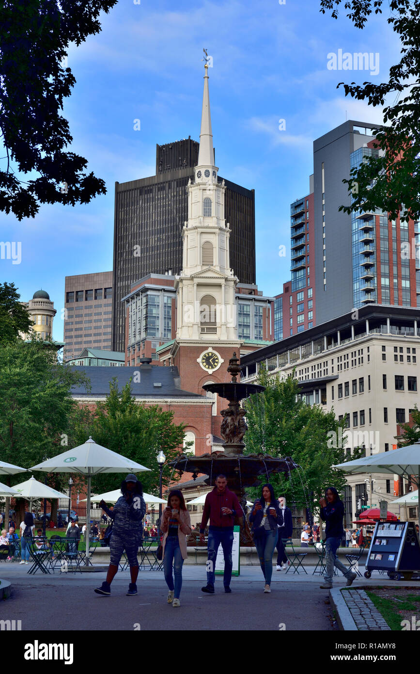 Boston Common mit Brauerei, Brunnen und imposant, historischen 1809 Park Street Kirche im Hintergrund Stockfoto