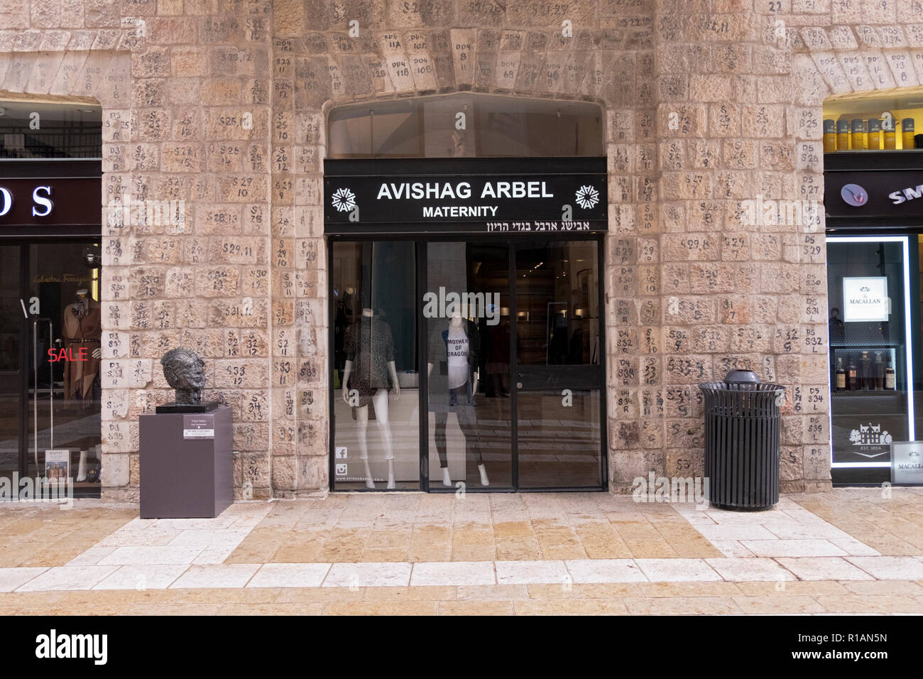 Eine Mutterschaft Shop im Mamilla Mall in Jerusalem, Israel. Original steine waren nummeriert, restauriert und in der ursprünglichen Position platziert. Stockfoto
