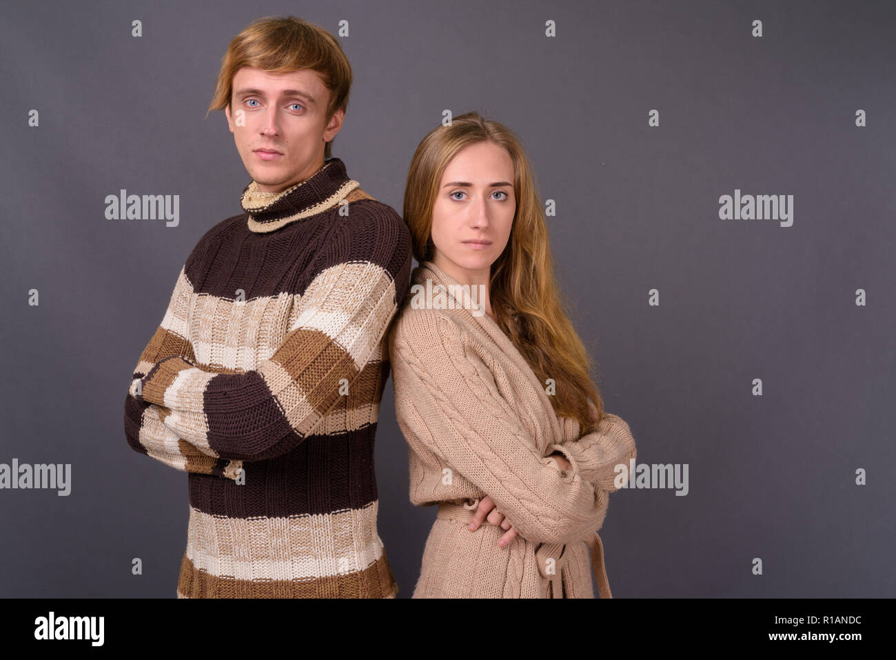 Studio Aufnahme des jungen Paares gemeinsam gegen grauer Hintergrund Stockfoto