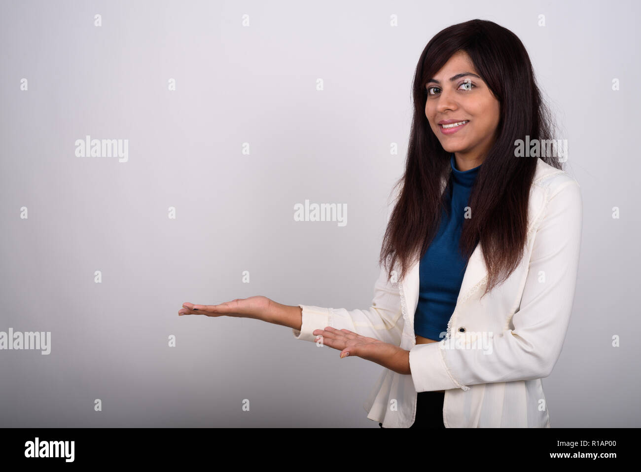Studio shot der Jungen glücklich Persischen Geschäftsfrau, Lächeln, während s Stockfoto