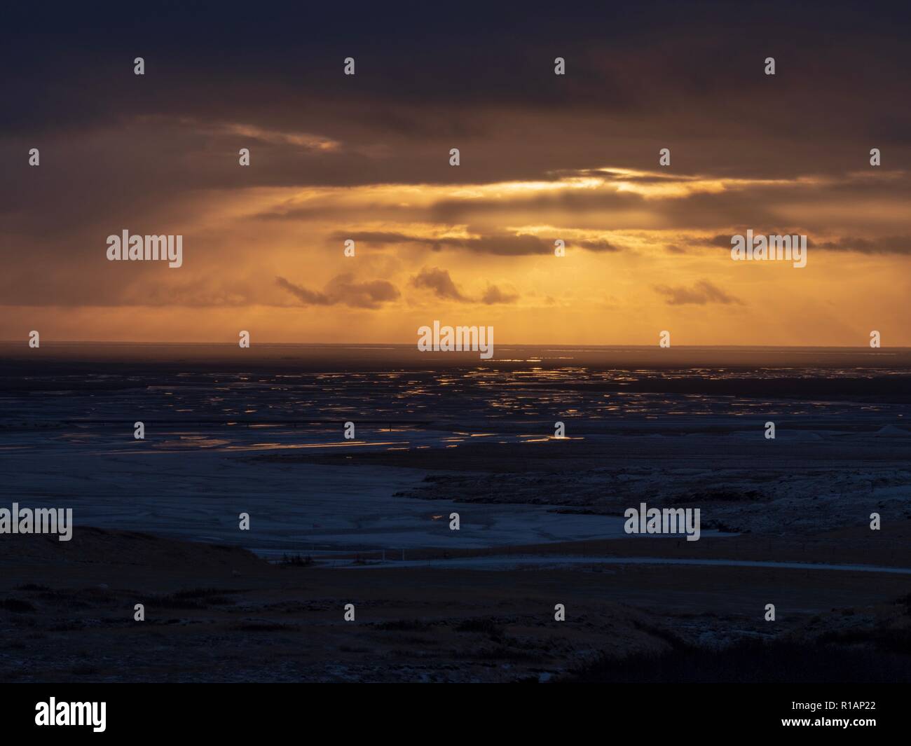 Sonnenstrahlen brechen die Cloud und im Wasser reflektiert über Island Stockfoto