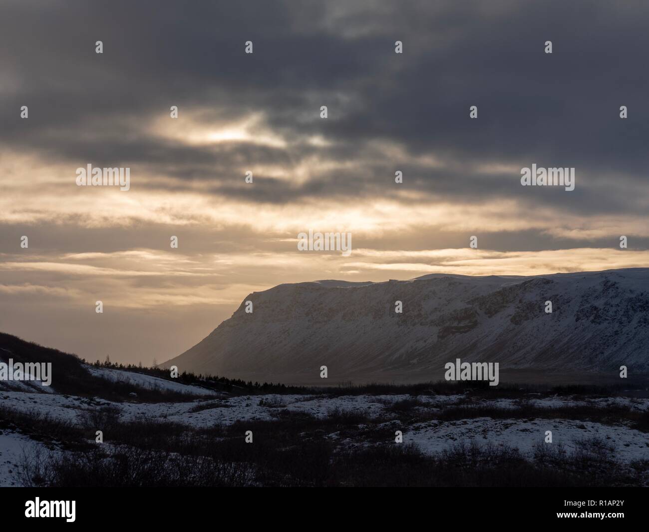 Das Glühen des späten nachmittags Sonne durch die Wolken über Mitteleuropa Island Stockfoto