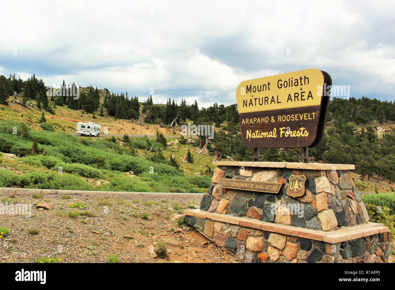 Mount Goliath natürliche Eingangsbereich in der Arapaho und die Roosevelt National Forest. Mount Evans, Colorado Rocky Mountains. Zeichen und Straße in den Vordergrund Stockfoto