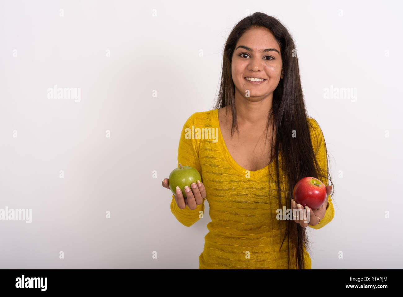 Studio shot der jungen indischen Glücklich lächelnde Frau halten re Stockfoto