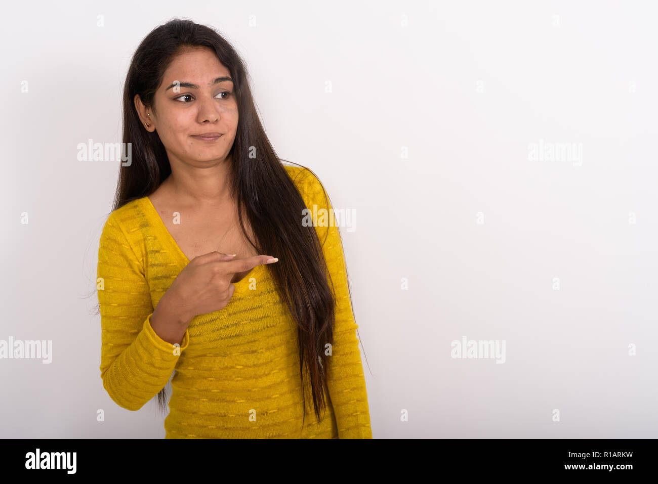 Studio Aufnahme des jungen indischen Frau suchen und verwies auf die Si Stockfoto