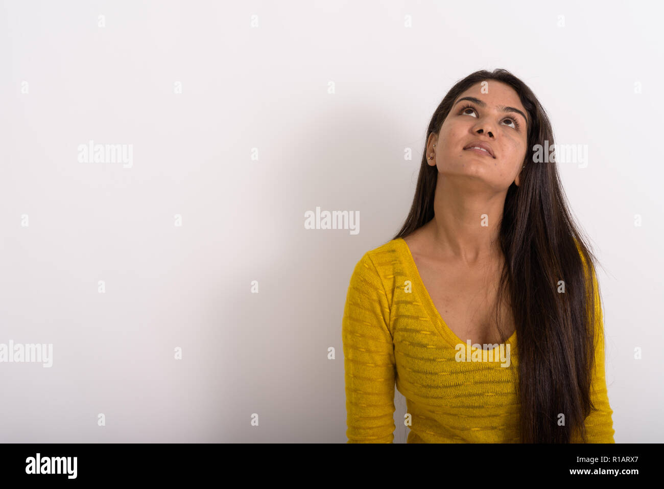 Studio shot der Jungen betonte indische Frau denken, während lookin Stockfoto