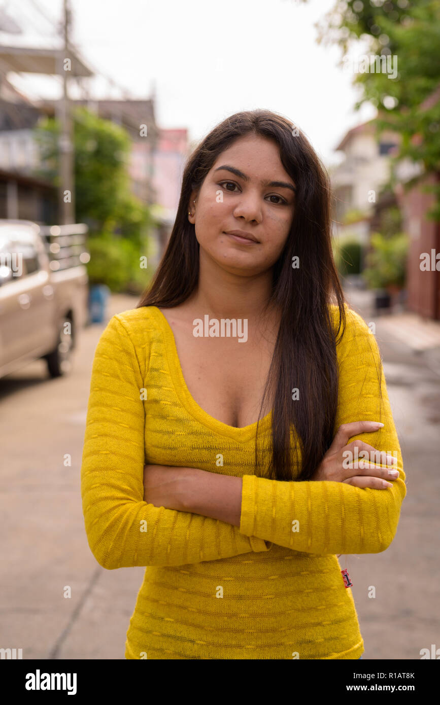 Nahaufnahme des jungen indischen Frau mit Waffen in den Straßen gekreuzt Stockfoto