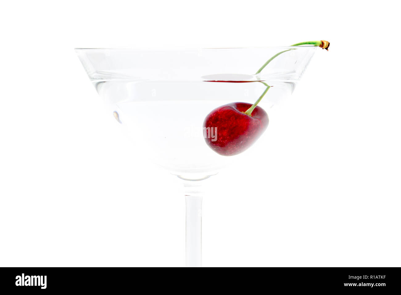 Glas trinken mit Cherry closeup auf weißem Hintergrund Stockfoto