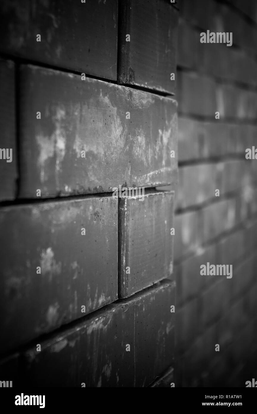 Horizontale verwitterten alten Grunge Dark Red brick wall, Blöcke von Backstein Stockfoto