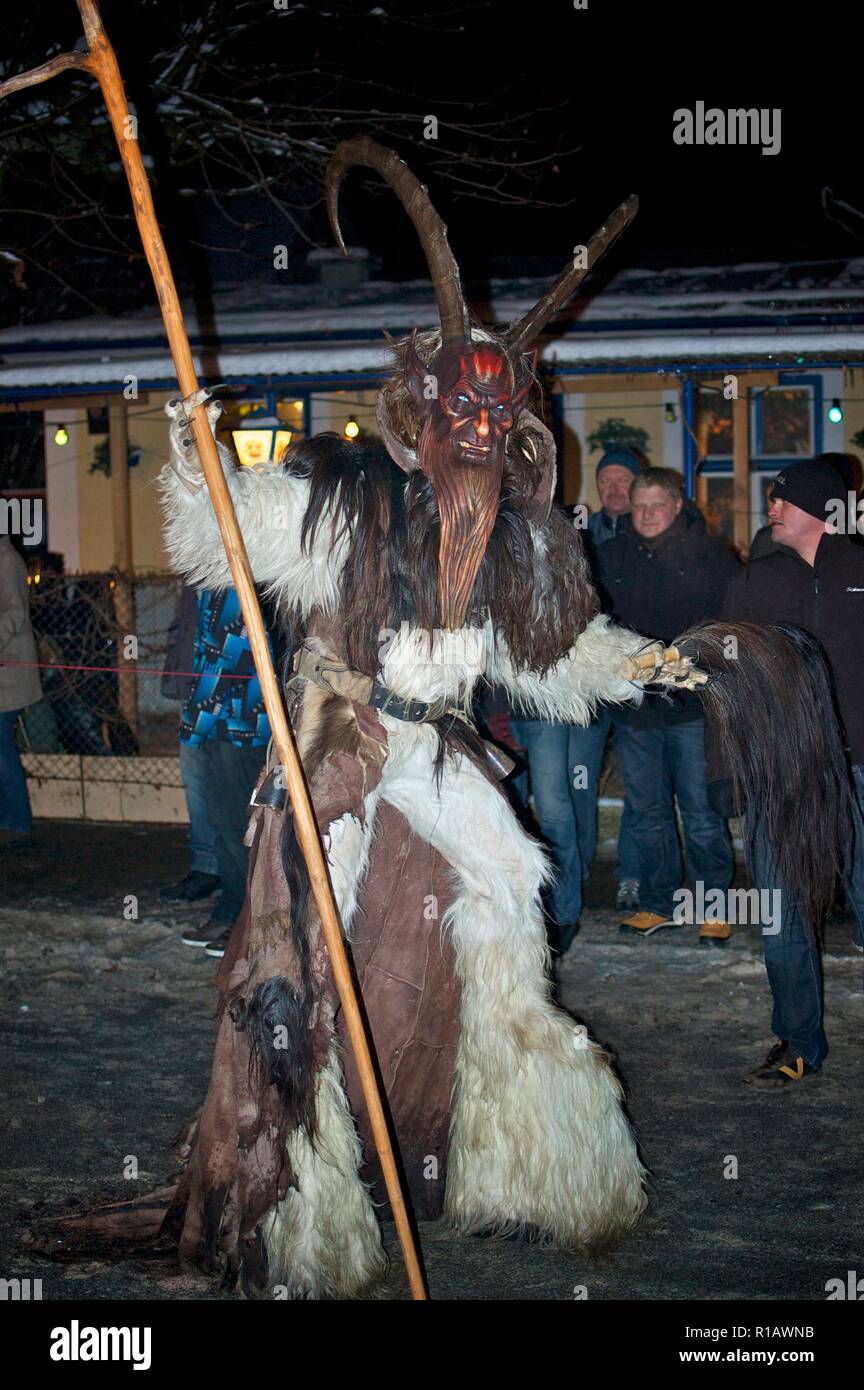Krampus gesichtet zu einem Perchtenlauf in Salzburg, Österreich Stockfoto