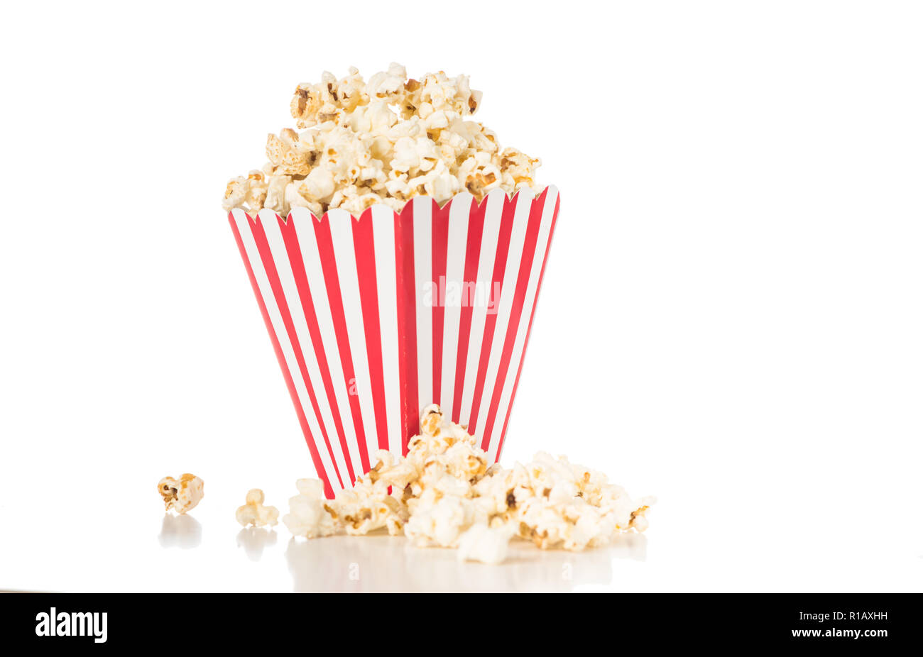 Portion Popcorn isoliert Stockfoto