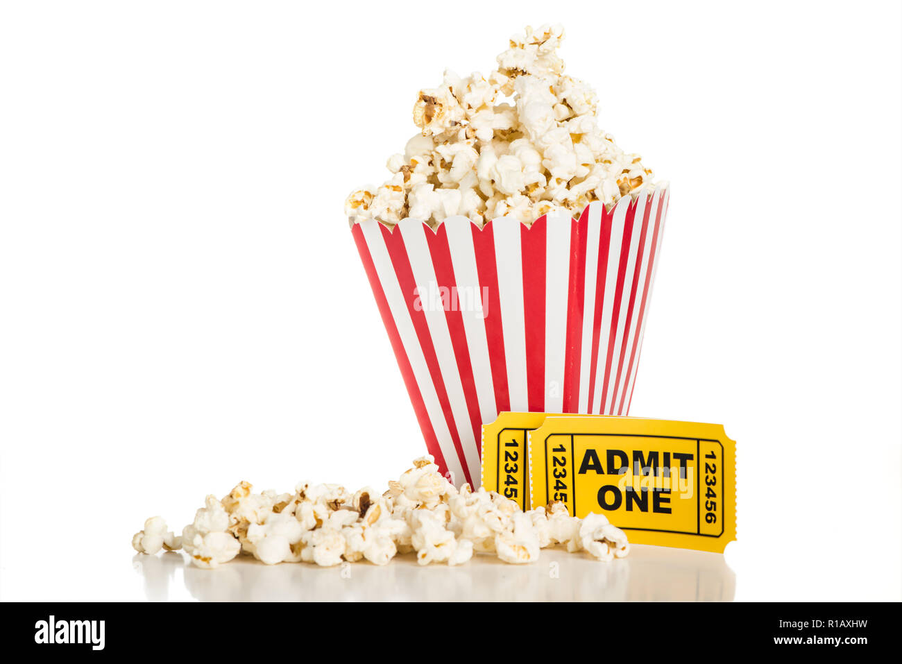 Portion Popcorn isoliert Stockfoto