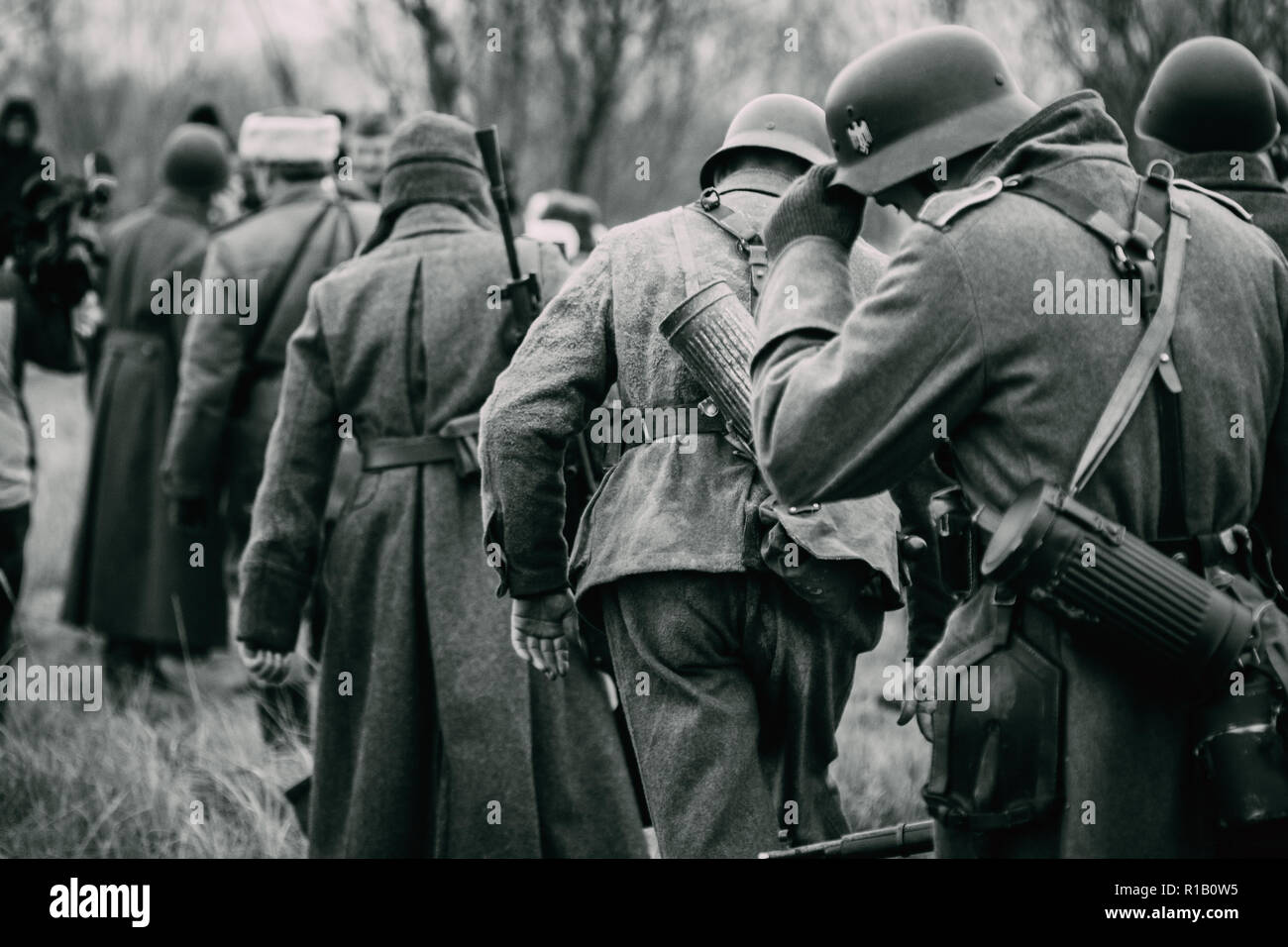 Deutsche Soldaten in Gefangenschaft gehen in der Linie für sowjetische Soldaten Stockfoto
