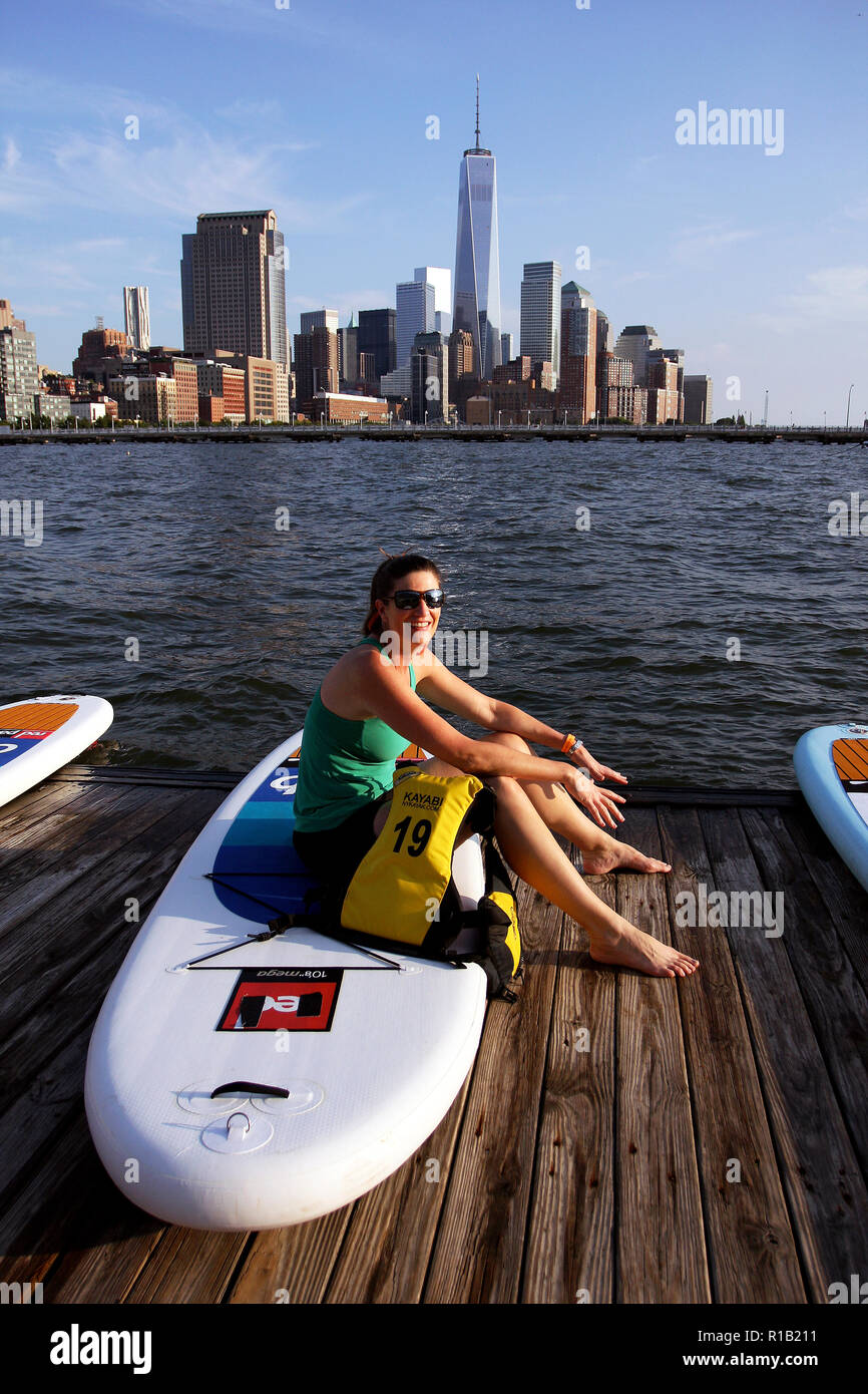 Paddleboard Yoga auf dem Hudson River in New York City. Stockfoto