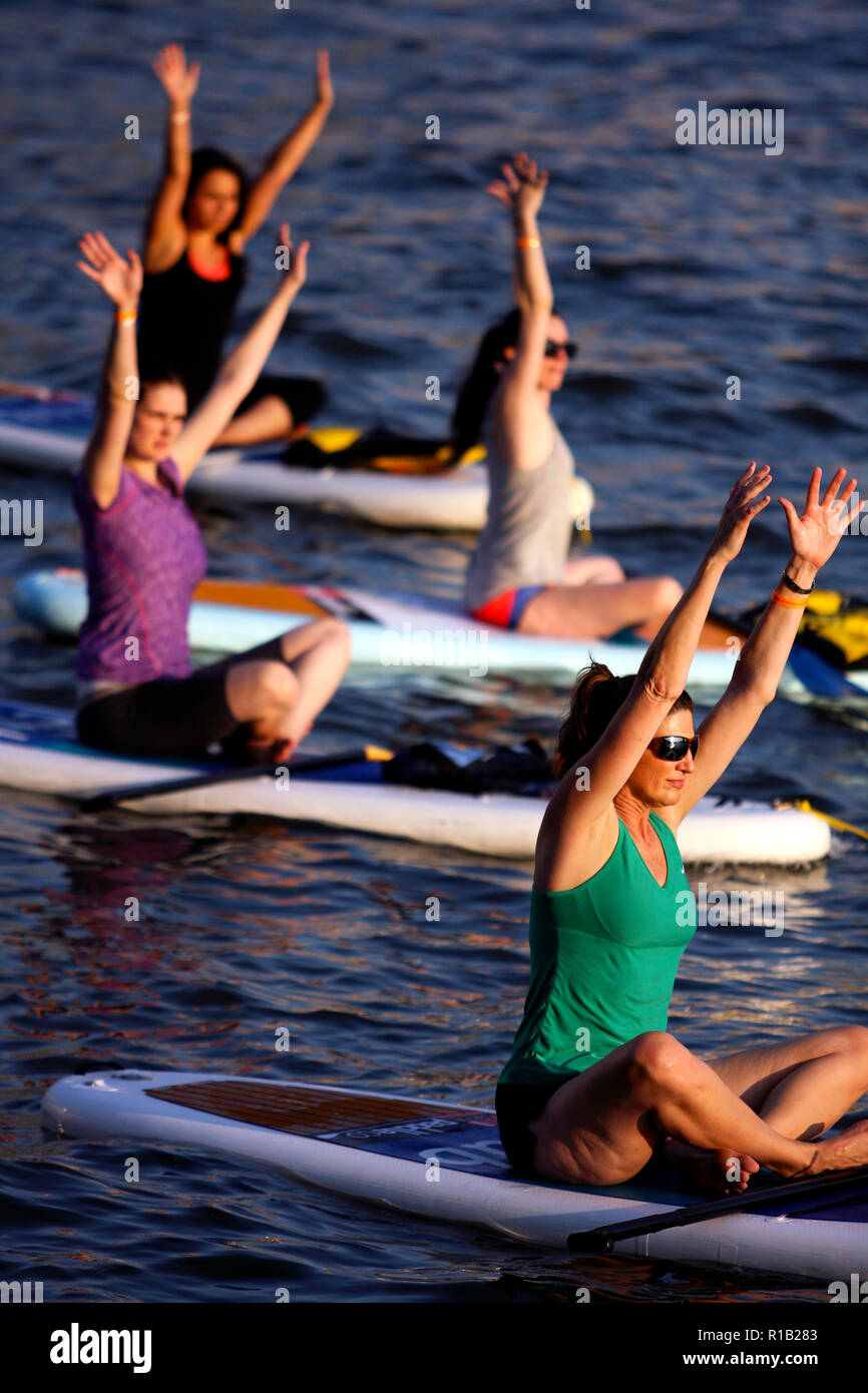 Paddelboard Yoga Frauen Stockfotos Und Bilder Kaufen Alamy