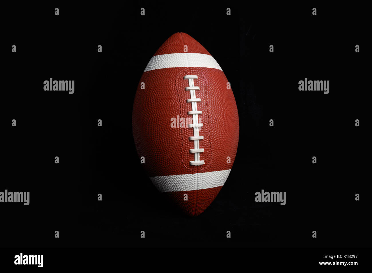 American Football isoliert auf Schwarz, bis zu schließen. Stockfoto
