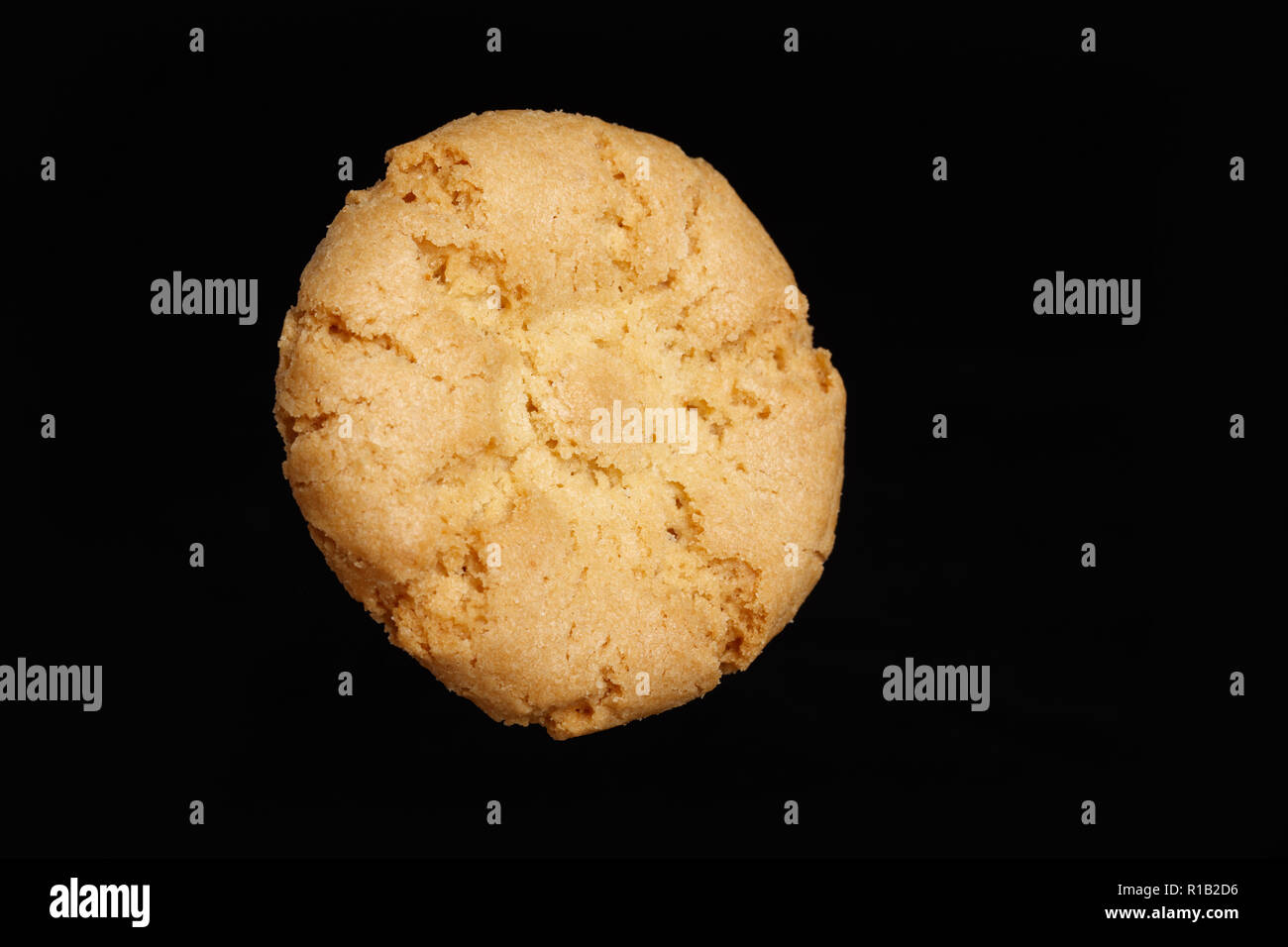 Cookie isoliert auf schwarzen Hintergrund, aus der Nähe. Stockfoto