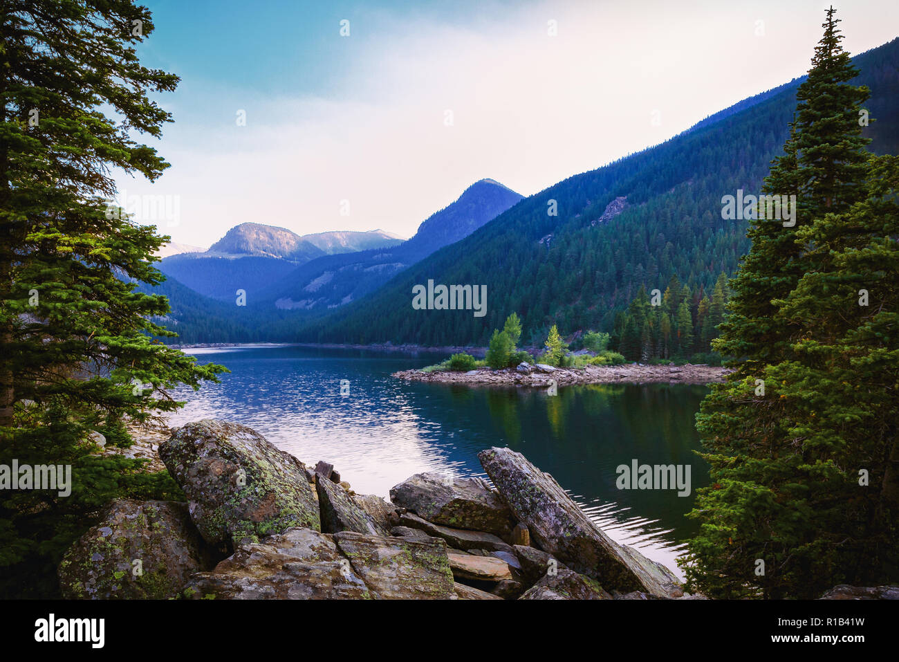 Serene Mountain Lake. Lavasee, Montana. Spanische Spitzen der Gallatin Mountain Range. Rocky Mountains malerischen Hintergrund mit schönes Exemplar. Stockfoto