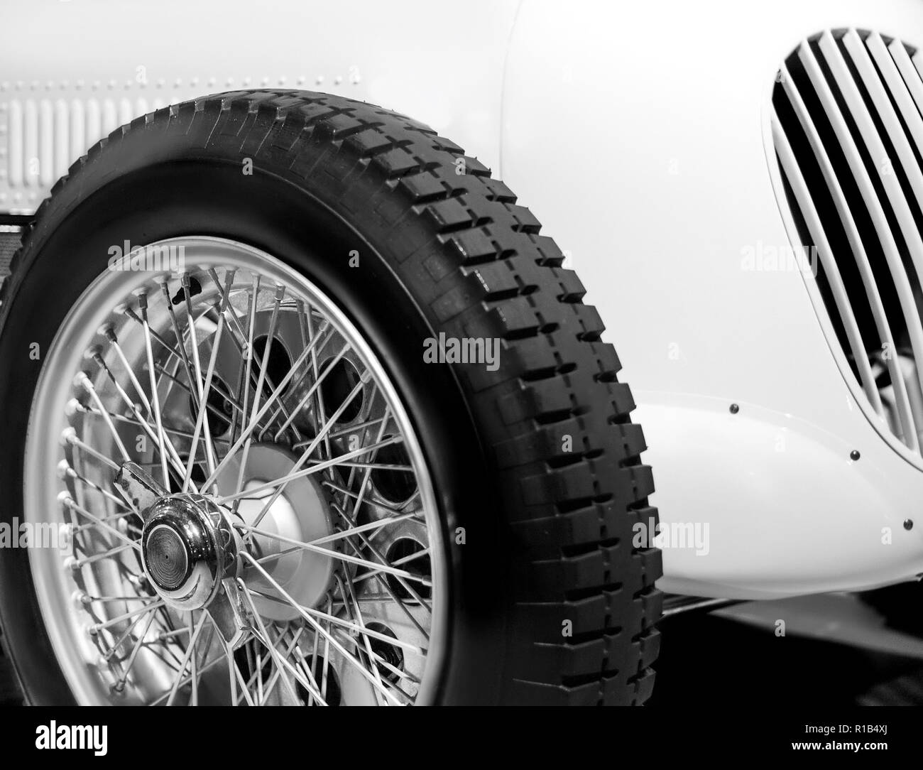 Rad mit Reifen der Rennwagen. Schwarz und Weiß Stockfoto
