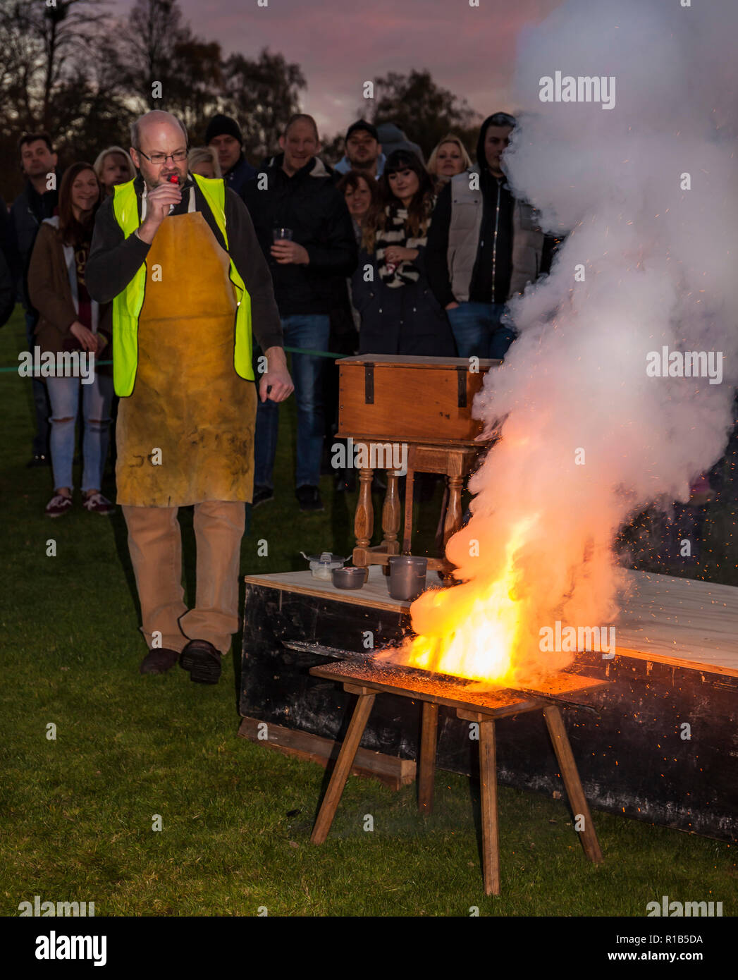 Der Historiker Mark Griffin zeigt die Alchemie der Schießpulver zu den Zuschauern bei Leeds Castle. Stockfoto