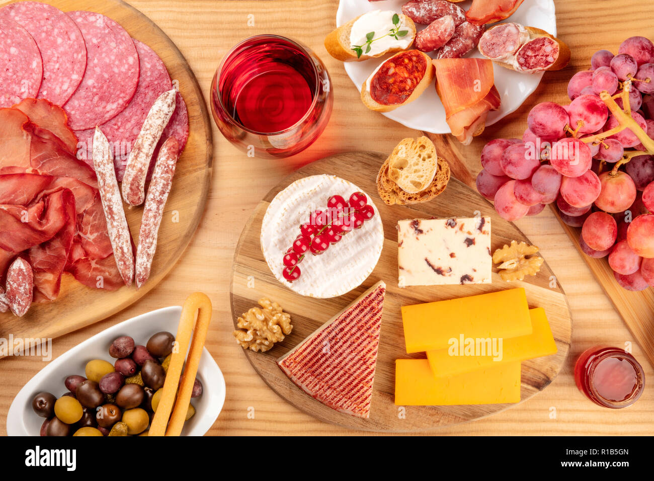 Charcuterie Verkostung. Ein Foto von vielen verschiedenen Wurst und ...