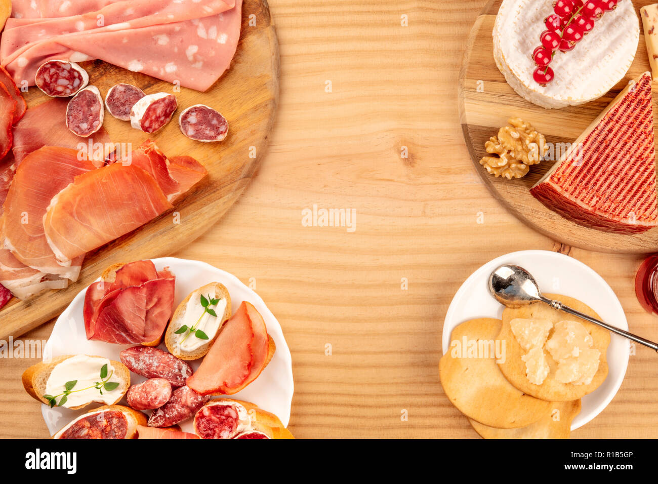 Charcuterie Verkostung. Ein Foto von vielen verschiedenen Wurst und ...