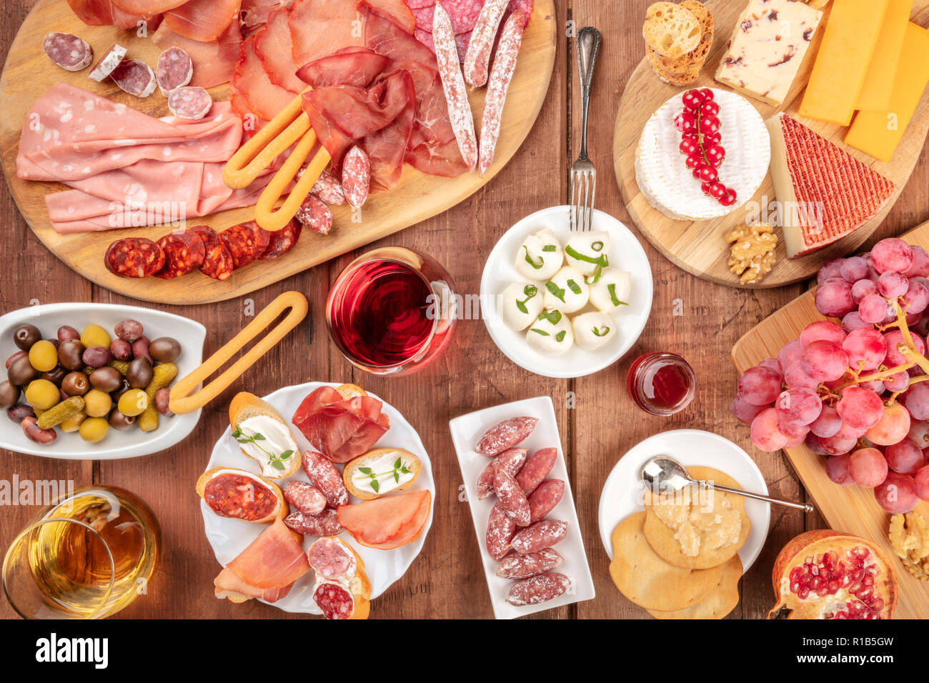 Charcuterie Verkostung. Viele verschiedene Wurst und Schinken ...