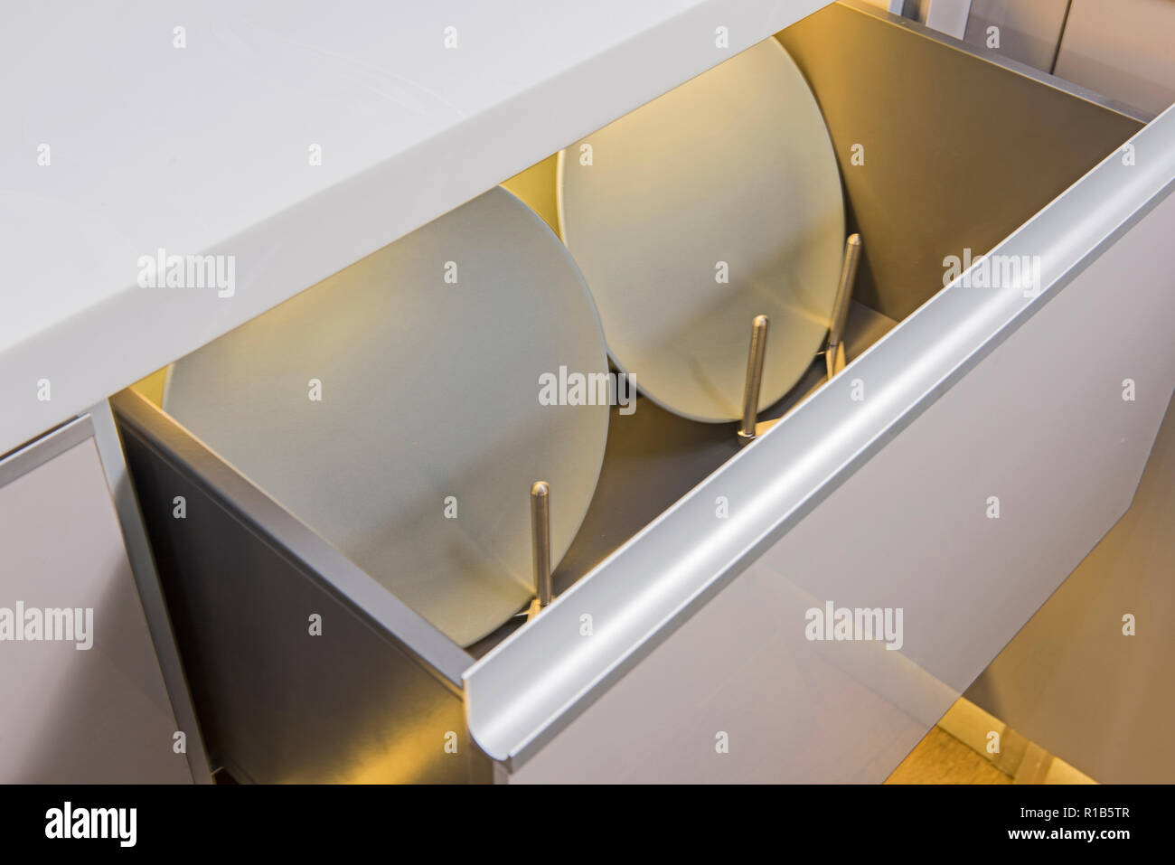 Interior Design Einrichtung, moderne Küche Platte Schublade in Luxus apartment Showroom Stockfoto